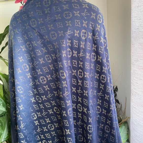 Louis Vuitton Silk Monogram Wrap/Shawl Scarf. - Picture 7 of 16